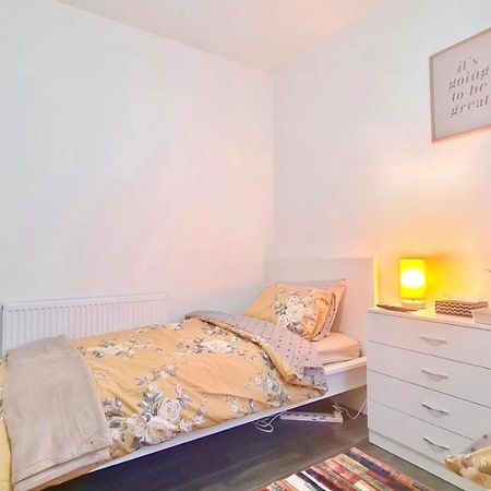 Deluxe Private Room In Manor Park London Exterior photo